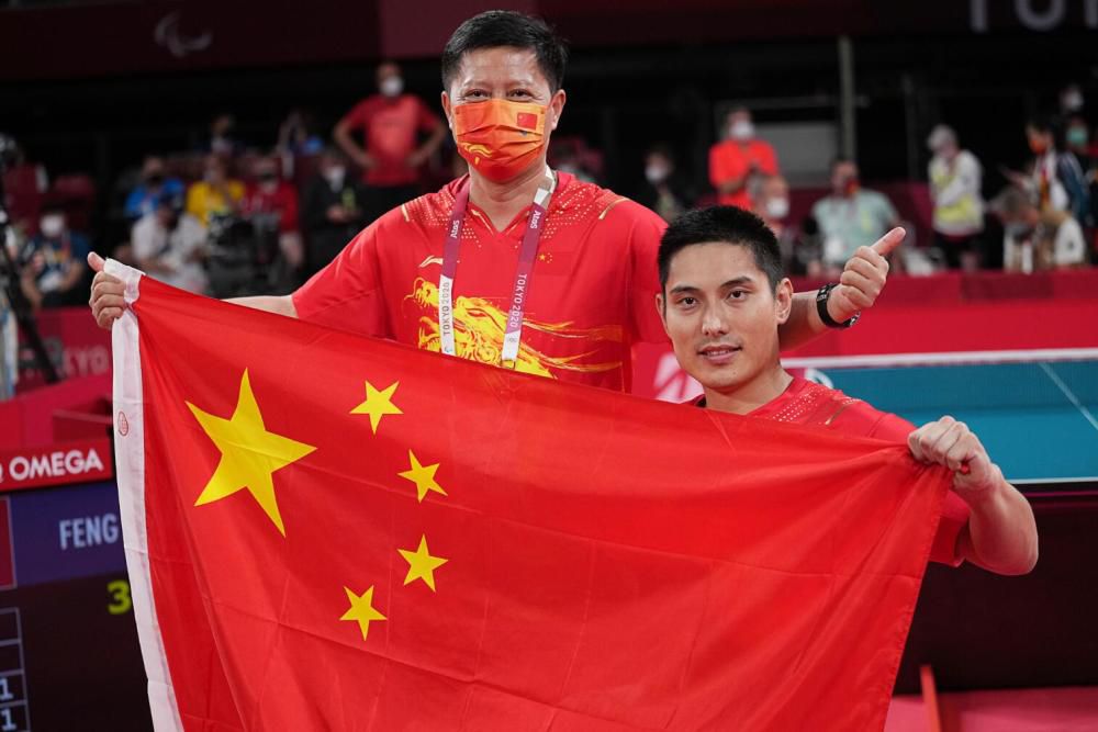 曼联官方公告曼联公司与英力士董事长拉特克利夫爵士达成协议，收购25%的股权。